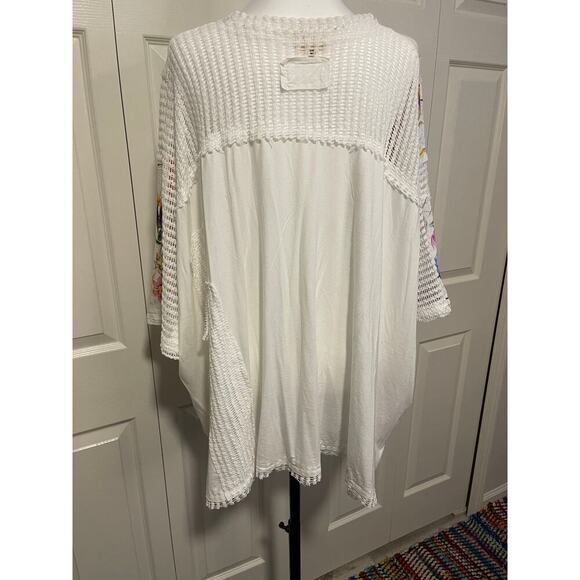 POL White and Floral V Neck Top - Picture 2 of 3